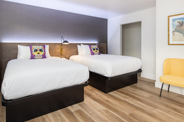 Two Queens Nonsmoking